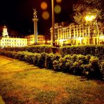Rathausplatz, Tiflis, Georgien: Perspektive von unten bei Nacht